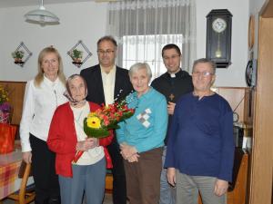 Najstarejša občanka Olga Repenšek vesela obiska 3